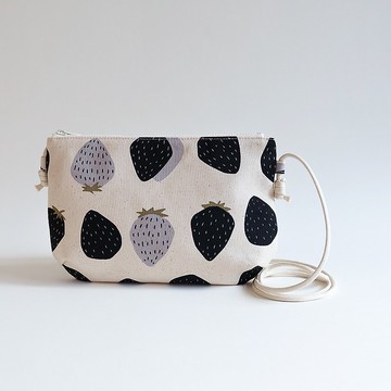 手工車縫製黑色草莓圖樣隨身小斜肩背布包