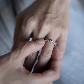 a flow of 藍色月光石戒指