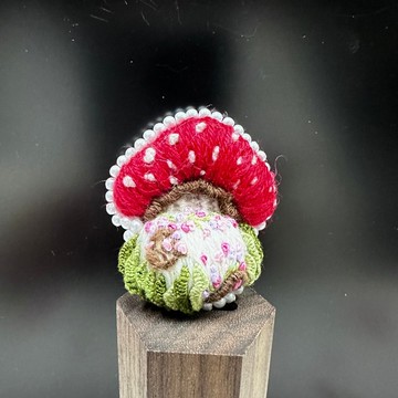 純手工立體刺繡別針 / 蘑菇屋(胖)