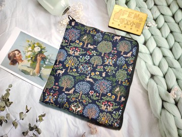 森林系列-日本棉布深藍底森林動物鹿L型拉鍊袋加鋪棉-電子書保護-