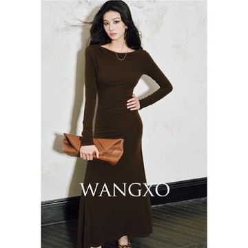 WANGXO｜綿密垂順慕斯羊絨｜輕解構捏褶一字領修身A擺針織連衣裙