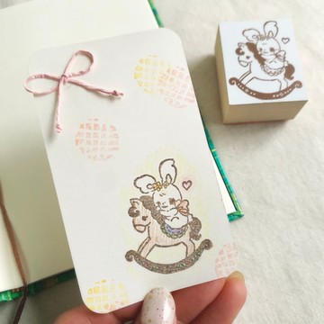限量橡皮章【搖搖木馬的開心兔兔印章】