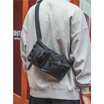 iMipack 碳纖紋機能暗黑斜挎小包包男女休閑通勤手機胸包國潮日系