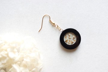 樹脂藝術 圓形耳環・夜間窗邊・橘色