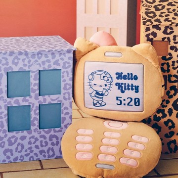 HELLO KITTY X TBH 翻蓋手機 造型抱枕 凱蒂貓 黑皮 粉色蝴蝶結 凱蒂貓 代購