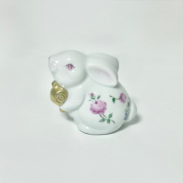 拿著木槌的白瓷兔子