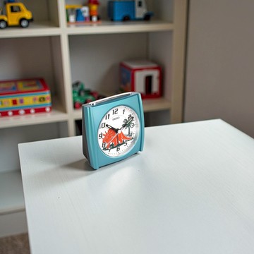 SEIKO 精工 / 三角龍 數字刻度 滑動式秒針 貪睡鬧鈴 燈光夜光 靜音鬧鐘 - 藍綠色 ＃QHE212M/SK048