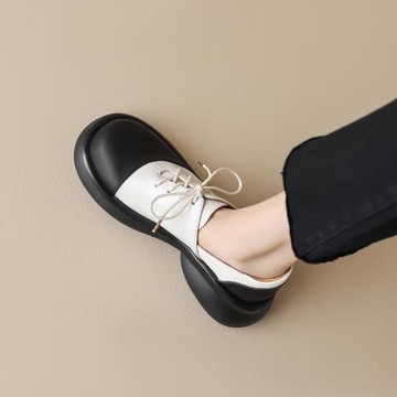 25春新款真皮厚底圓頭系帶米白色樂福鞋女休閑坡跟松糕底拼色單鞋