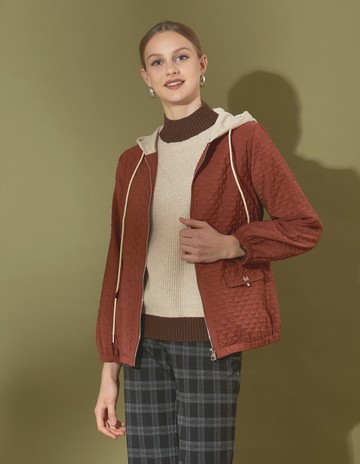 ★【喜芝梅】編織風情 立體壓紋口袋翻蓋金屬徽章休閒連帽外套(橘色；M-3L) 224460615