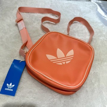 【愛迪達｜全新】現貨 ADIDAS 方包 皮革 大標 斜背包 送禮自用兩相宜｜Little Bee 小蜜蜂精品