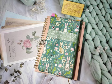 綠底碎花兔書綁筆袋-綁帶型筆袋-束書筆袋-束帶筆袋-拉鍊綁書筆袋