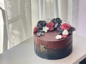 午夜的森林。裱花小木盒。凋零紅玫瑰半花款