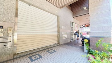 武廟商圈⭐️翻新店面住辦1+2樓有平車⭐近文化中心｜高雄市苓雅區正大路