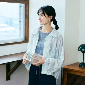 OB嚴選中大尺碼-日系透肌感小碎花抽繩拉鍊外套《EA3875》