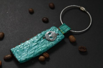 鱷魚皮嵌銀掛飾