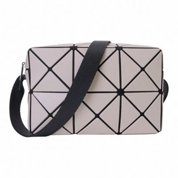 ISSEY MIYAKE  BAOBAO 幾何皮質立方肩/斜背包(霧面卡其米)小