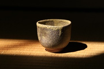 【 灰釉 】 微蟲蛀 石子般質感 不規則 茶杯 酒杯 品茗杯 陶杯