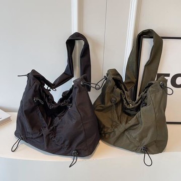 日系寬肩帶斜挎包女郵差包男潮牌抽繩單肩包大容量帆布包托特包