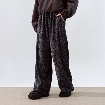 QUEENSHOP_F 女裝 豹紋光澤設計絨面長褲 兩色售 S/M 現+預 【04102012】