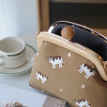 可愛刺繡奶牛木球球口金斜挎包