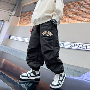 修飾下擺抓褶撞色字母輕薄長褲 春夏童裝 男童長褲 男童運動褲 男童休閒褲 男童運動長褲 薄長褲