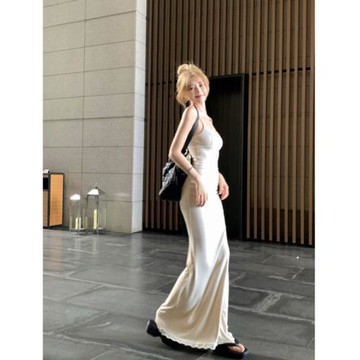 高級感純欲掛脖露背修身連衣裙女夏季2025新款蕾絲魚尾包臀裙長裙