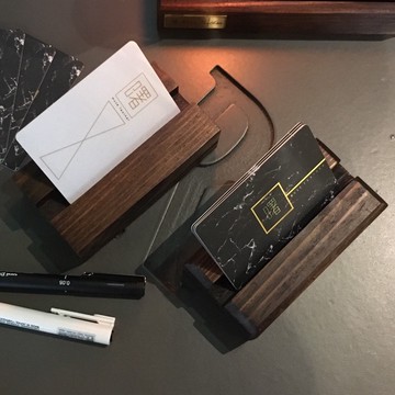 曙MUSE｜松木手機名片架 原創 造型 禮物 居家擺飾 手機架 杯墊架 辦公室 擴香石