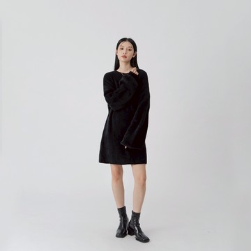 QUEENSHOP_F 女裝 長袖 澎袖仿貂毛短針織洋裝-黑 現+預 【01087202】