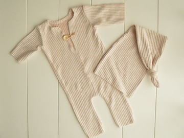 新生男孩米色連身衣和帽子套裝照片道具。