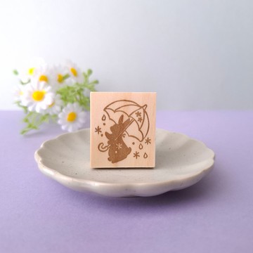 讓雨天也變得有趣，撐傘的兔子印章