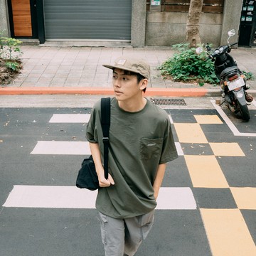 下擺抽繩縮口設計刷刷單口袋上衣 兩色售1/2