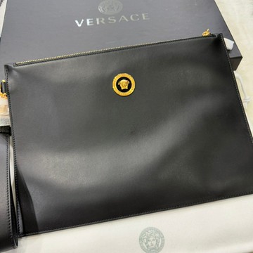 【凡賽斯｜全新】現貨 黑標 VERSACE 手拿包 女王頭 皮革 送禮 推薦 有盒裝｜Little Bee 小蜜蜂精品