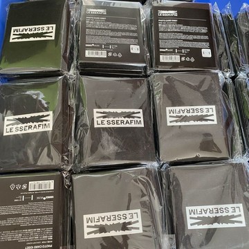 ⭐韓國正版代購⭐lesserafim熾日周隨機卡未拆一包三張小卡 默認出廠瑕