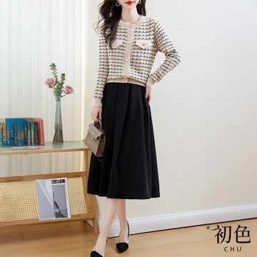 初色 圓領單排扣假口袋格紋小香風長袖針織衫+素色寬鬆顯瘦高腰半身裙套裝-米白色-31284(M-2XL可選)