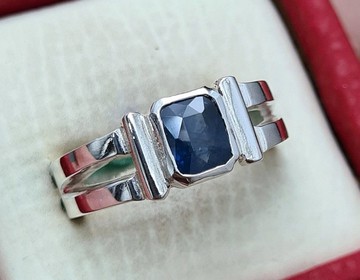 未加熱、未處理、極致純淨清澈的深藍色藍寶石戒指，純銀材質