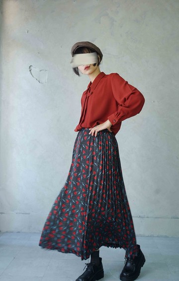 尋寶古著-個性黑玫瑰印花緞面質感百摺長裙