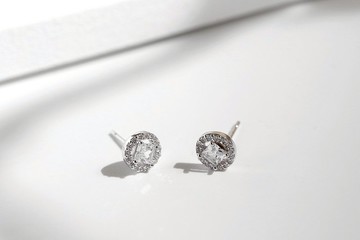 燦爛瞬間。寶石鑲鑽耳環