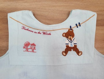 手繡上衣，亞麻材質，圖案包含：泰迪熊、兔子、字母、海洋、燈塔。