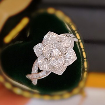 璽朵珠寶 [ 18K金 花瓣 鑽石 戒指 ]  微鑲工藝 精品設計 鑽石權威 婚戒顧問 婚戒第一品牌 鑽戒 婚戒 GIA