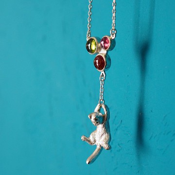 拿著氣球的白貓吊墜 碧璽綠、粉紅、紅3種顏色