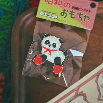 刺繡燙貼/別針 | 昭和玩具 -熊貓車車 | Littdlework