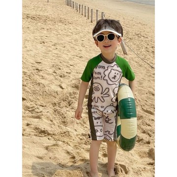 免運【臺灣出貨】男童泳衣 中小童2026年夏季新款男童連體速幹可愛游泳衣可愛男寶韓兒童衣服 兒童泳衣 寶寶泳衣 兒童泳裝
