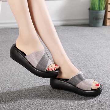 2026夏新款坡跟涼拖鞋女士中跟媽媽拖鞋外穿中年女款厚底涼鞋拖鞋