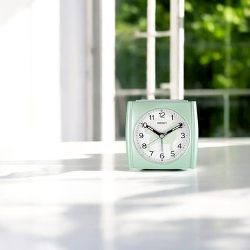 SEIKO 精工 / 可愛小狗 數字刻度 滑動式秒針 貪睡鬧鈴 燈光夜光 靜音鬧鐘 - 綠色 ＃QHE209M/SK048