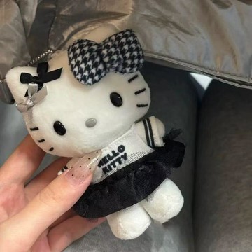 ✨臺灣出貨✨小紅書日本黑白印象hellokitty毛絨公仔書包包掛件鑰匙扣生日禮物