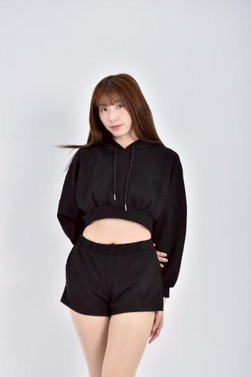 (M) aroom質感長袖修身短版連帽上衣＋鬆緊腰短褲黑色套裝