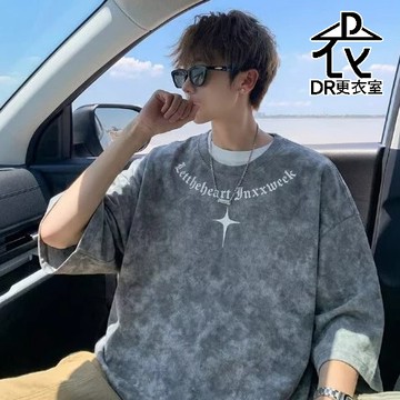 DR更衣室-美式扎染渲染短袖T恤 索羅納哥德體字母印花落肩寬鬆短T 韓系街頭潮流五分袖 大尺碼5XL【NL626153】