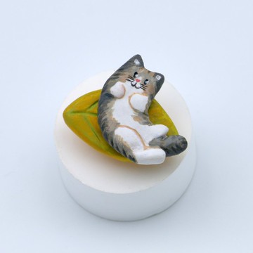 【躺倒落葉堆的挪威森林貓】插畫師手作粘土旋轉戒指