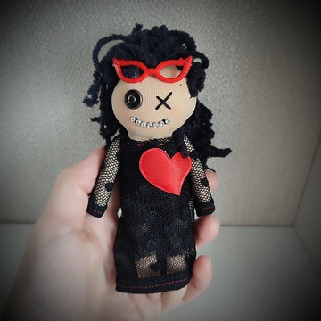 令人毛骨悚然的娃娃。令人毛骨悚然的小娃娃。恐怖娃娃裝飾。手工娃娃。