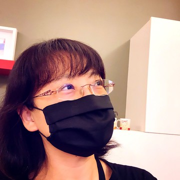 透氣。薄。沈靜黑。平面純棉布口罩。